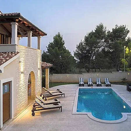With Pool In The South Of Istria Villa Ližnjan