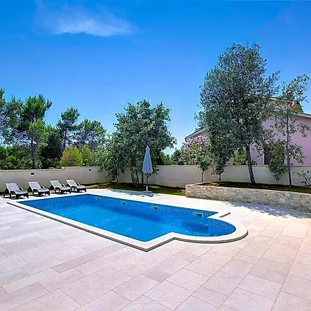 With Pool In The South Of Istria Ližnjan