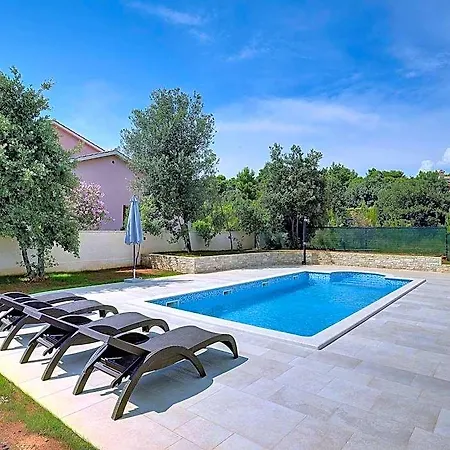 With Pool In The South Of Istria Ližnjan
