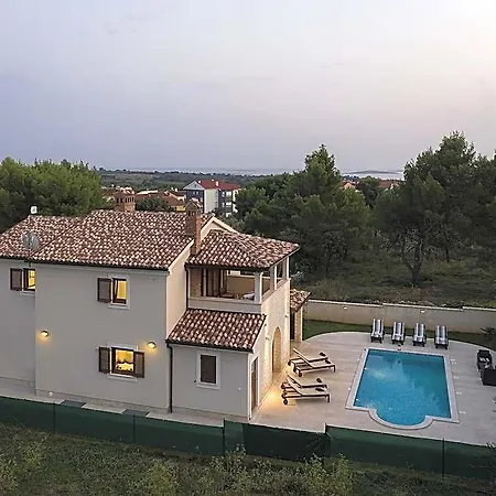 With Pool In The South Of Istria Ližnjan
